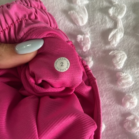lululemon sonic pink hotty hots 2.5” - Picture 4 of 5